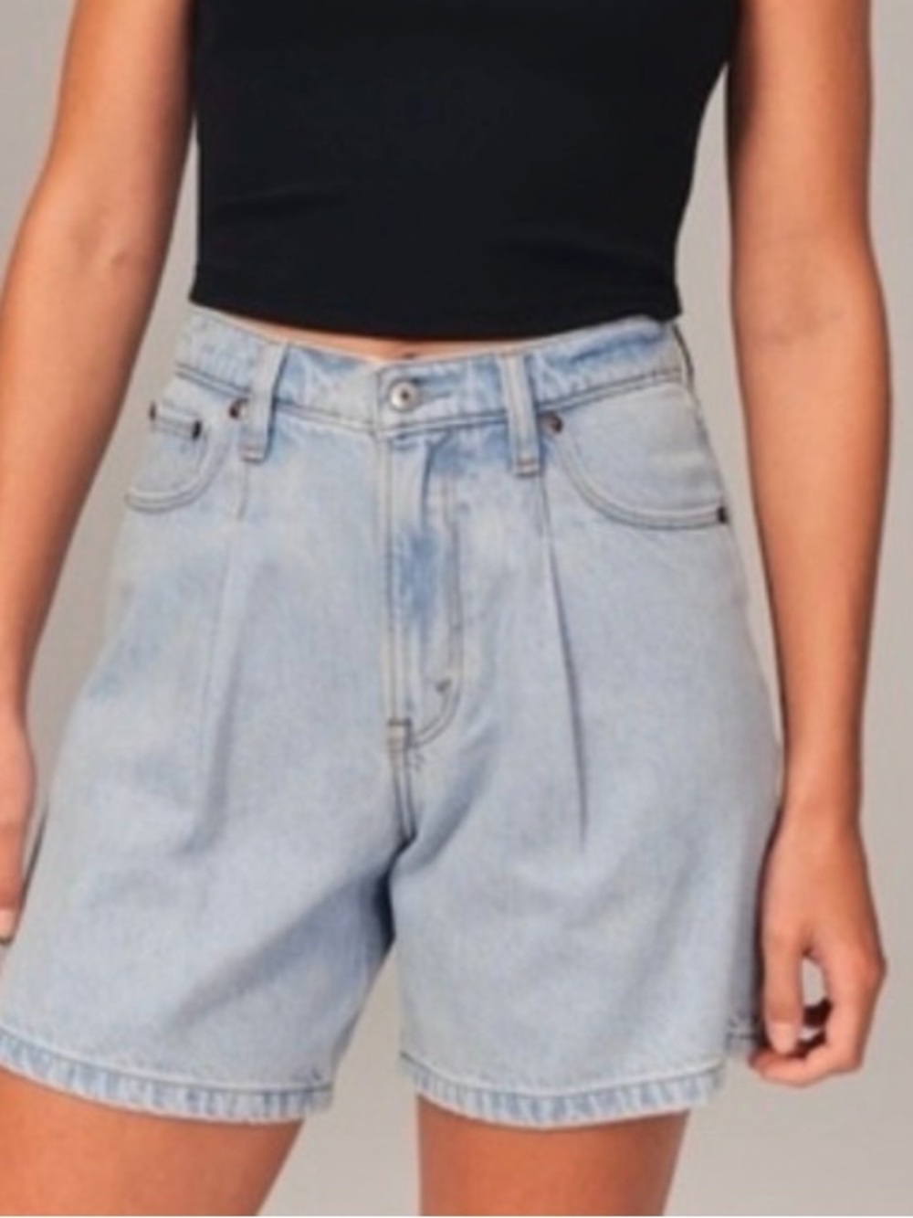 NWT Abercrombie & Fitch Light Wash Denim Women’s Shorts Loose Short 10/30 - Picture 2 of 5